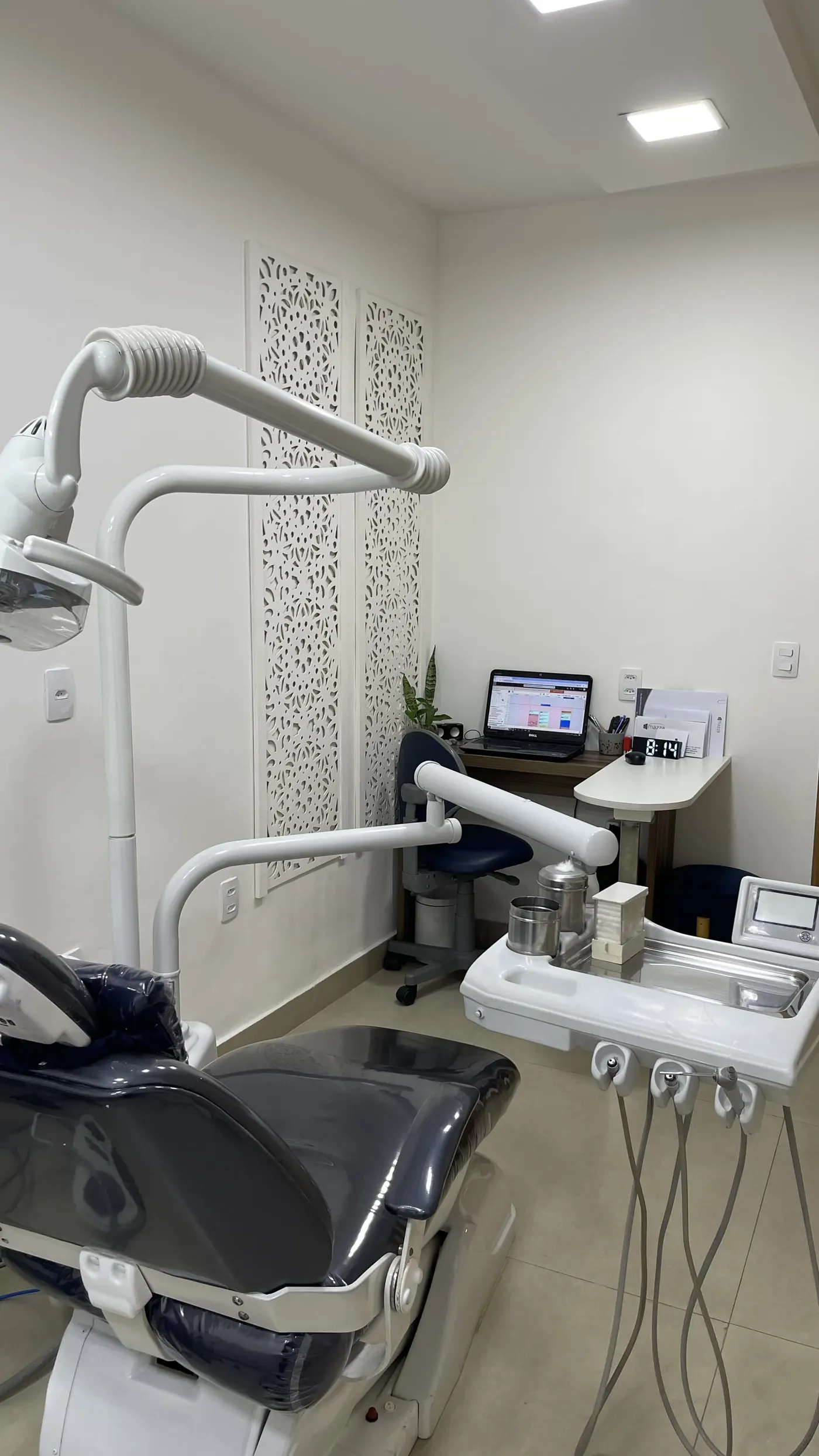 Consultório da Clínica Mazza Odontologia com painel decorativo em mandala