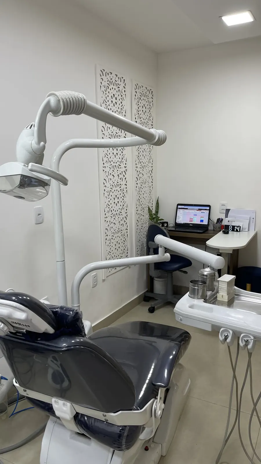 Consultório com painel decorativo em mandala e estação de trabalho