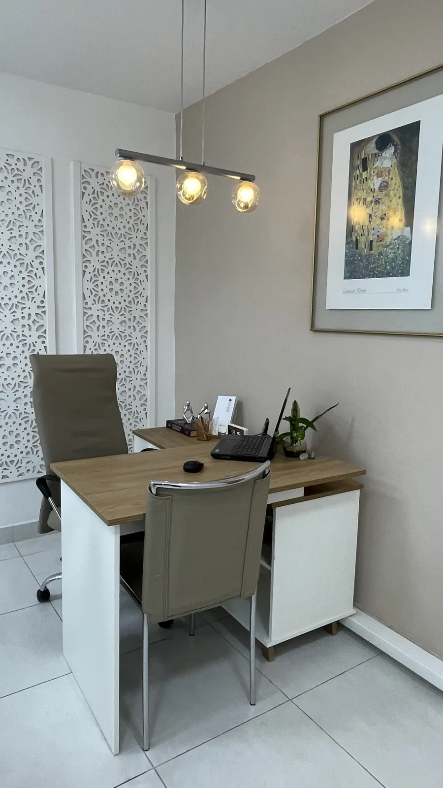 Sala de reunião e planejamento com decoração acolhedora