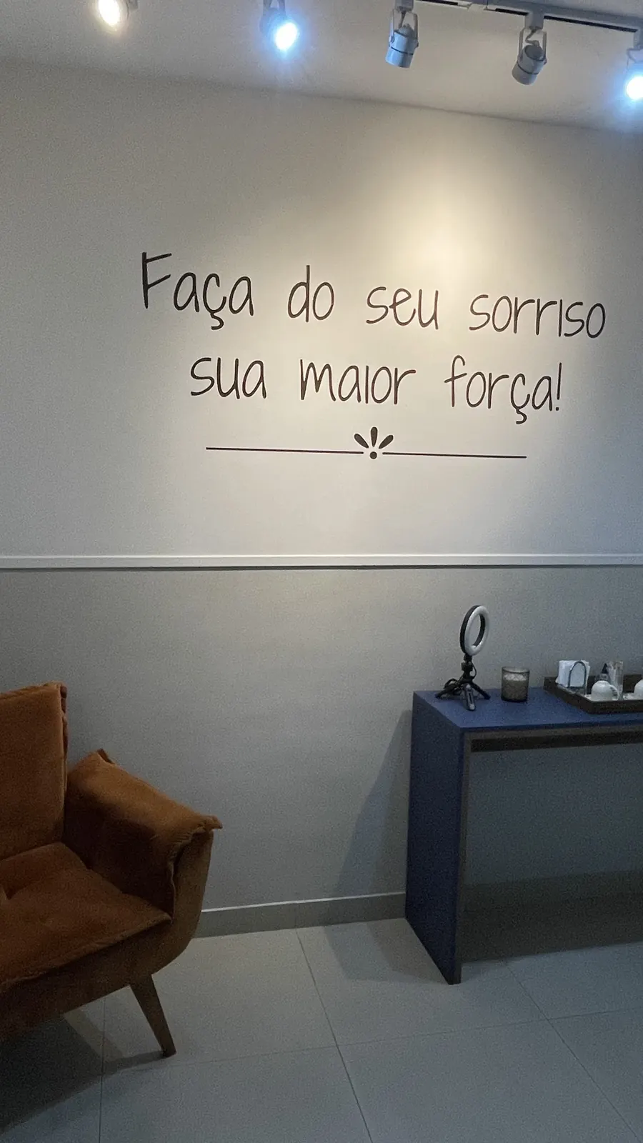 Frase inspiradora na parede: Faça do seu sorriso sua maior força