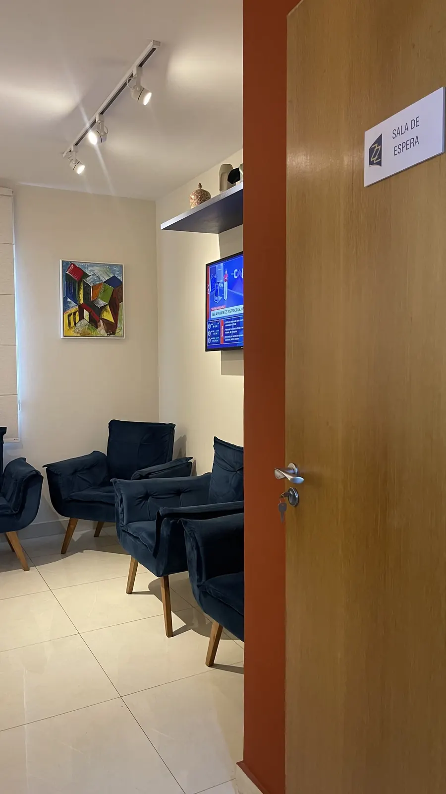 Porta da sala de espera com identificação Mazza Odontologia