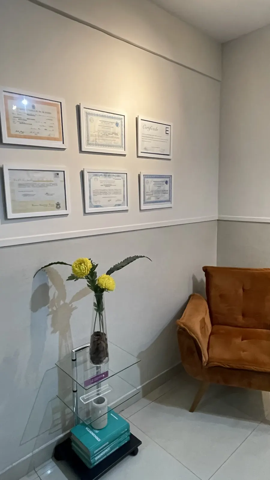 Parede com diplomas, certificados e cursos da equipe clínica
