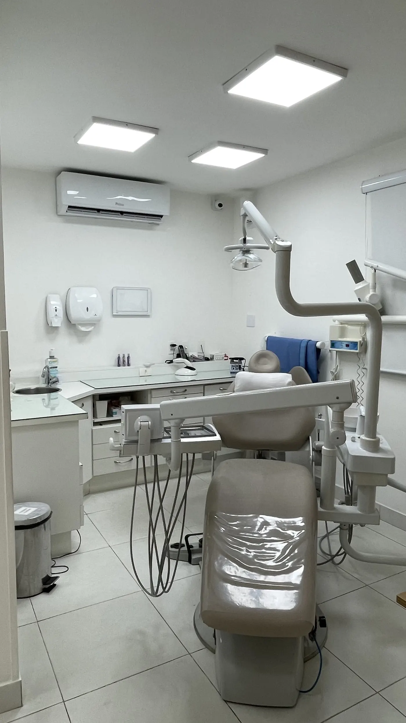 Consultório da Clínica Mazza com cadeira odontológica, refletor e equipamentos clínicos